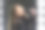 小女孩在舞台灯光前唱歌图片下载