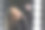 小女孩在舞台灯光前唱歌图片下载
