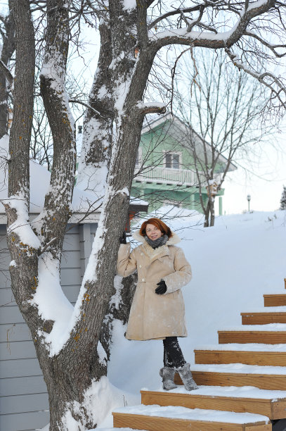 穿着羊皮外套的红头发年轻女子图片下载