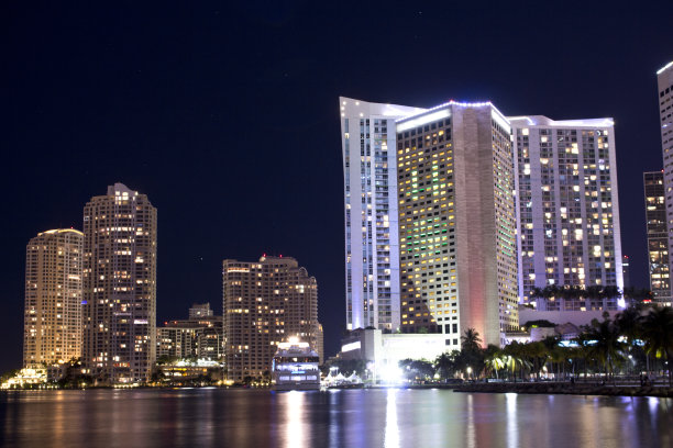 迈阿密海湾码头的夜晚图片下载