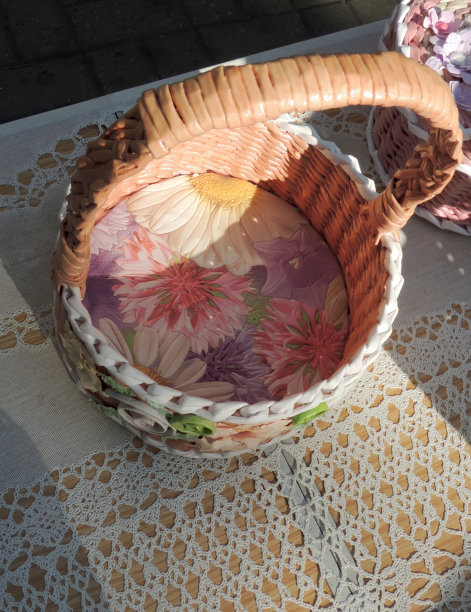 用玫瑰装饰的手工艺品纸篓图片下载