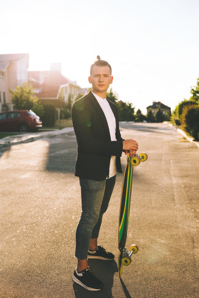 一个男人带着长板走在路上图片下载