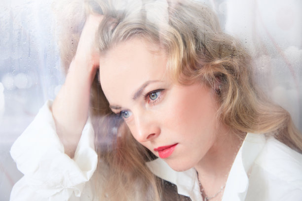 窗边一个悲伤美丽的女人的肖像图片下载