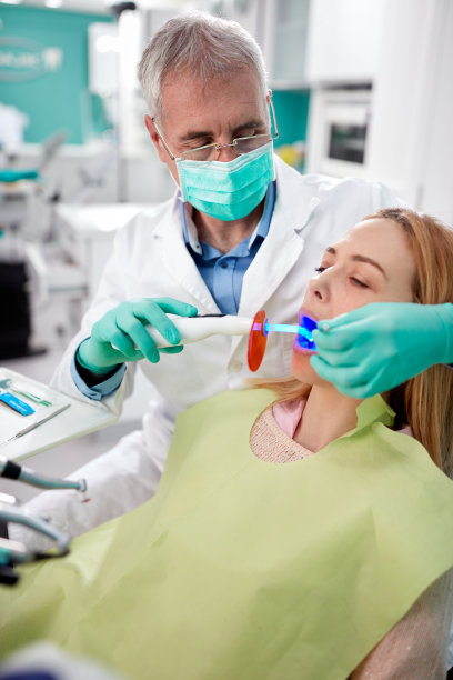 男性牙医用光固定和干补牙图片下载