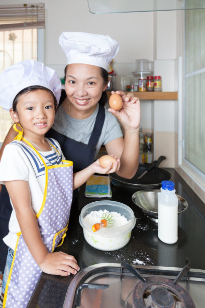 母女正在准备做煎饼的配料图片下载