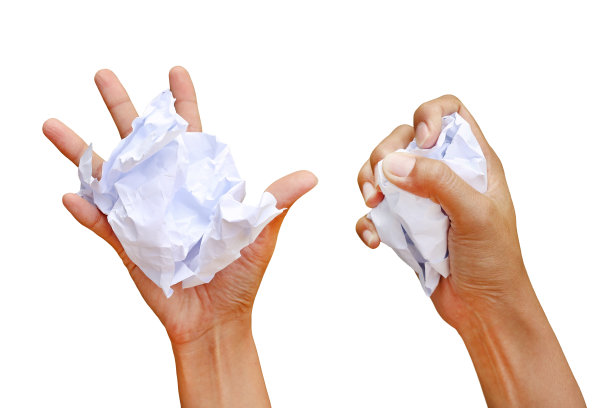 女人的手揉皱了纸孤立在白色的背景图片下载