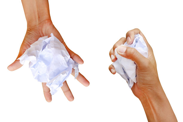 女人的手揉皱了纸孤立在白色的背景图片下载