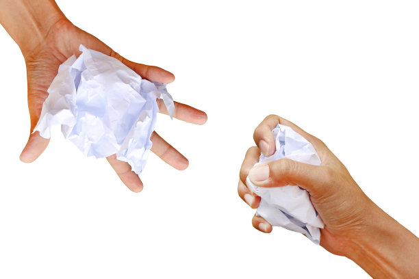 女人的手揉皱了纸孤立在白色的背景图片下载