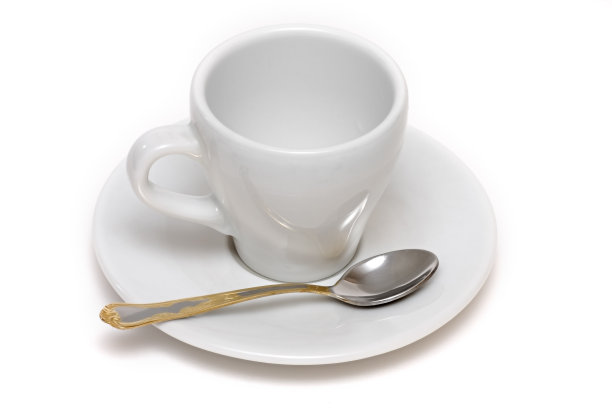 用勺子倒空咖啡杯图片下载