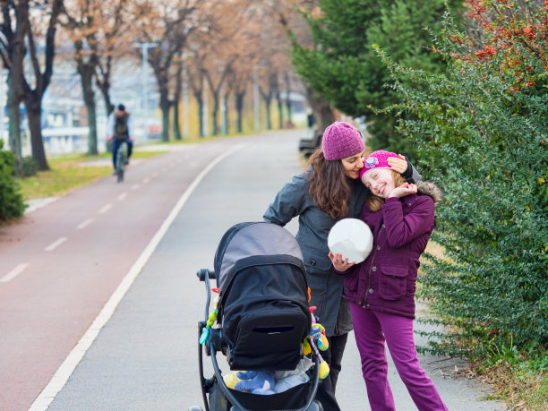 母女拥抱图片下载
