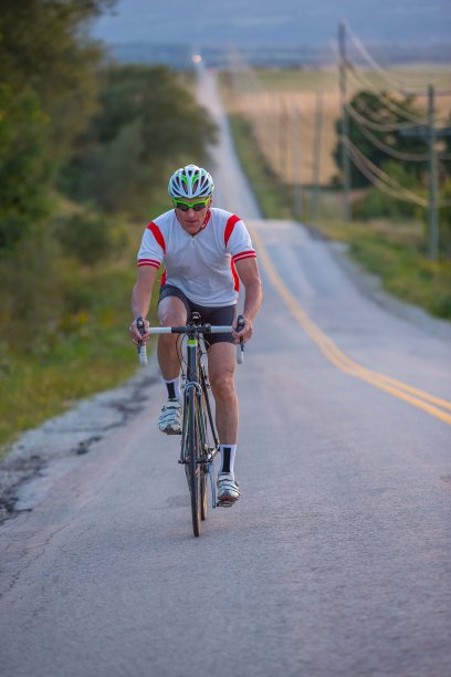 在乡下骑自行车的中年男子图片下载