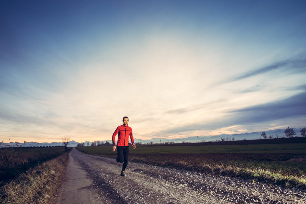 夕阳下的小道奔跑图片下载