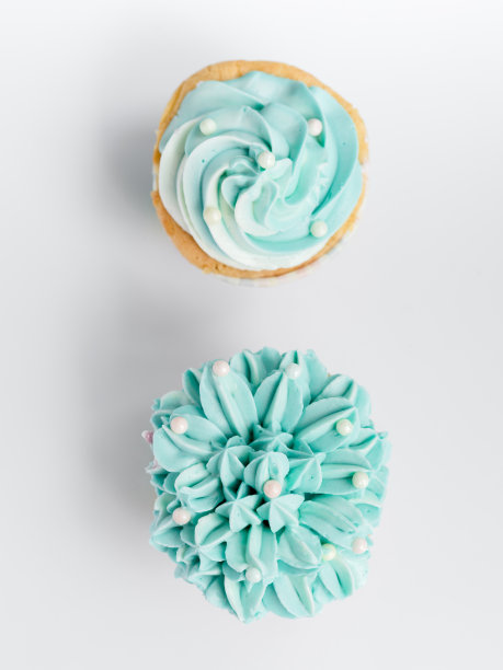 珍珠生日蛋糕，灰色背景上涂着奶油糖霜图片下载