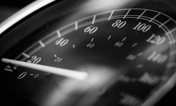 尘土飞扬的速度表图片下载