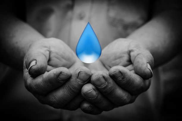 手中的水滴图片下载