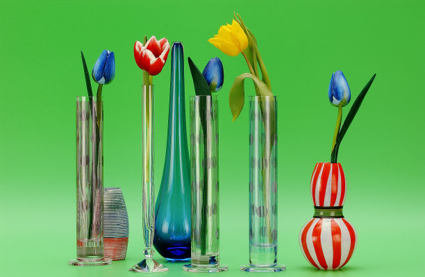 玻璃花瓶里的人造郁金香图片下载