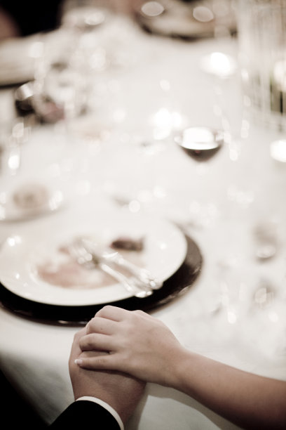 新娘和新郎在婚礼中手牵手图片下载