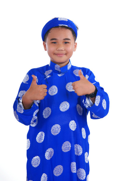 小男孩摆第一姿势图片下载