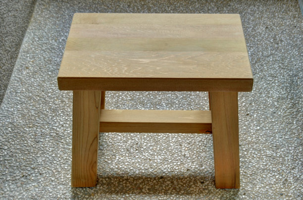 木制的凳子上图片下载