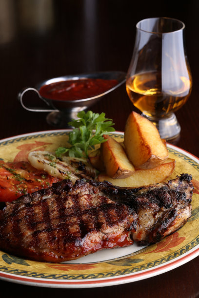 三分熟的烤牛排肋眼配烤土豆角图片下载