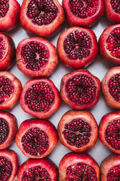 鲜榨石榴在土耳其的果汁市场，水果背景图片下载