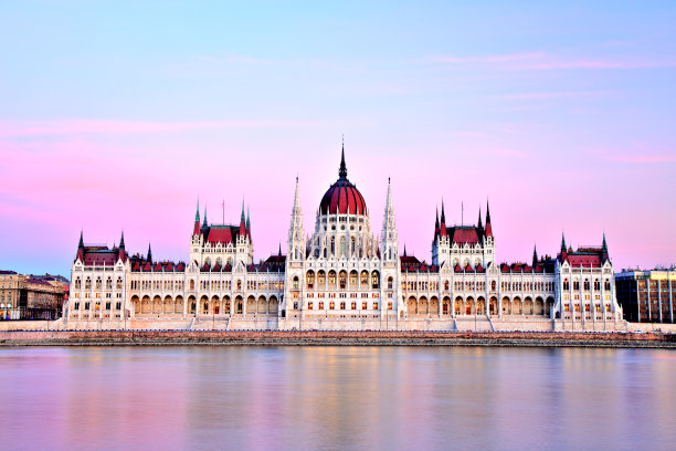 日落时分的布达佩斯议会，匈牙利图片下载