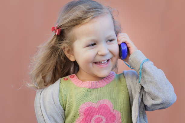 女孩在她的对话中玩手机图片下载