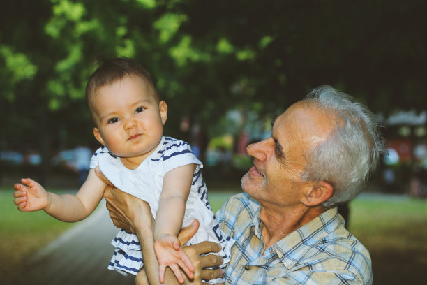 一个顽皮的爷爷和他的孙子玩的特写图片下载