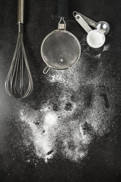 厨房用具和烘焙配料:面粉上黑色背景，复制空间。图片下载