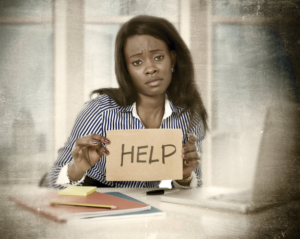 在压力下工作的疲惫沮丧的女性图片下载