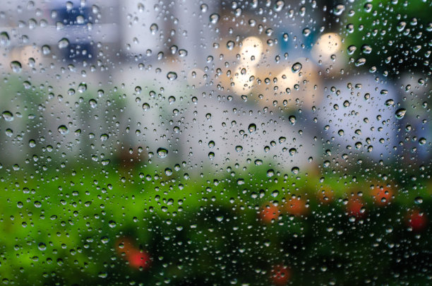 雨点落在绿色背景的窗户上图片下载