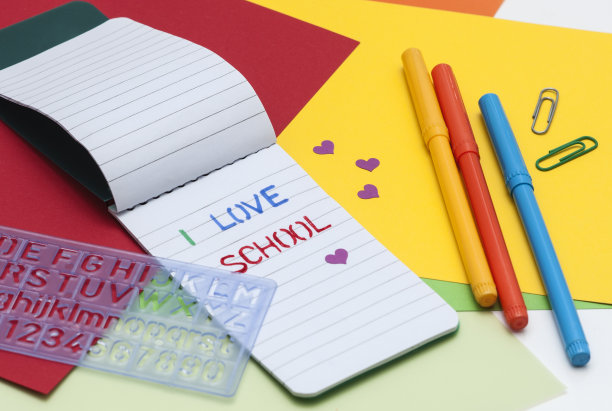 彩色铅笔和彩纸笔记本图片下载