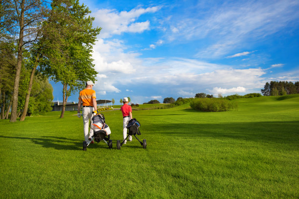 父亲和儿子在高尔夫球场图片下载