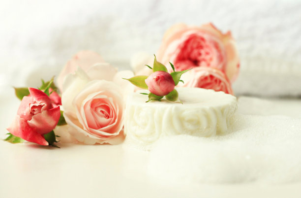 白色肥皂，玫瑰和泡沫图片下载