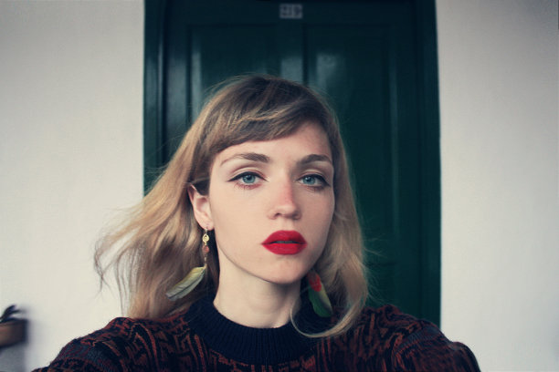 木门背景上有一个金发白种人女性的肖像图片下载