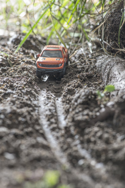 红色的小越野汽车玩具在大自然中。图片下载