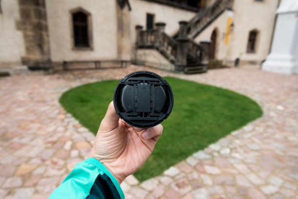 用手捂住镜头图片下载