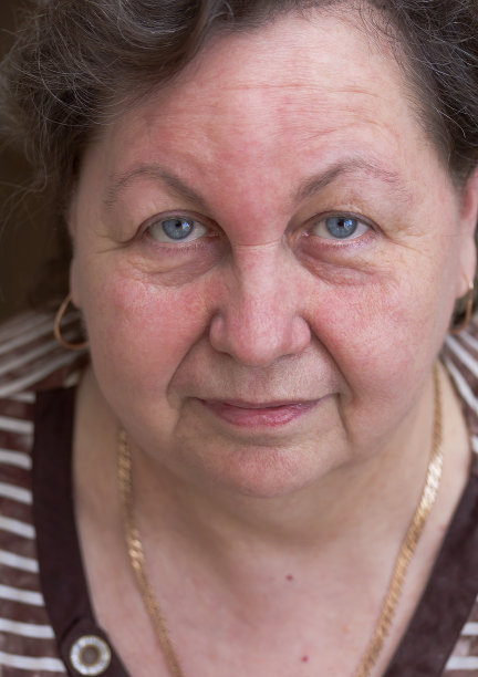 一位有着大眼睛的老妇人的肖像图片下载