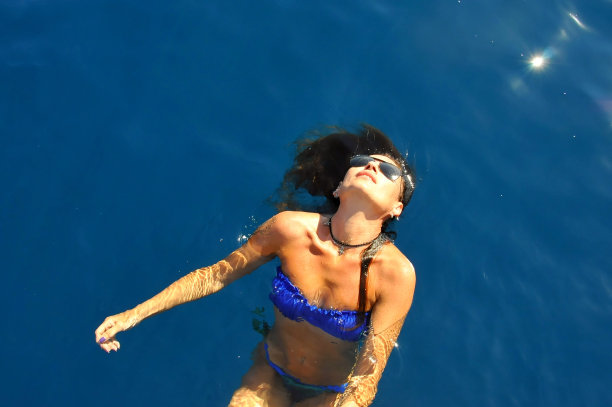 女孩与大海图片下载