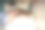 有趣的家庭和儿子在床上玩，躲在毯子下面图片下载