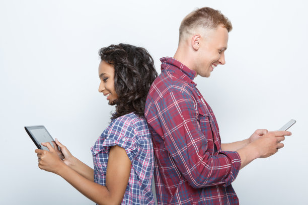 快乐情侣拍照片图片下载