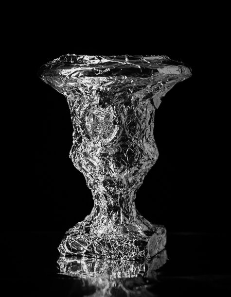 铝箔花瓶封闭孤立在黑色背景图片下载