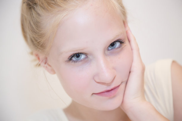 美丽的微笑的女孩图片下载