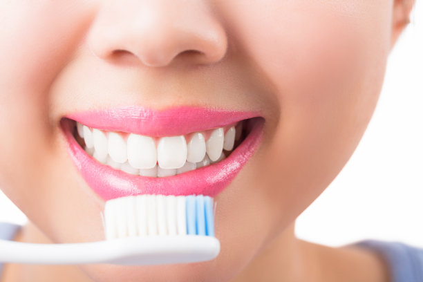 近距离的年轻女子微笑白色迷人的牙齿。图片下载