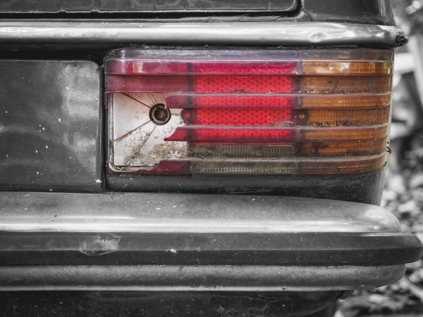 汽车灯坏了，汽车零件破旧图片下载