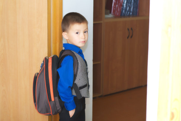 学生走进教室图片下载