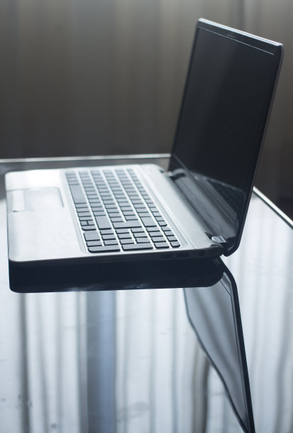 笔记本电脑笔记本电脑便携式电脑键盘屏幕上的桌子图片下载