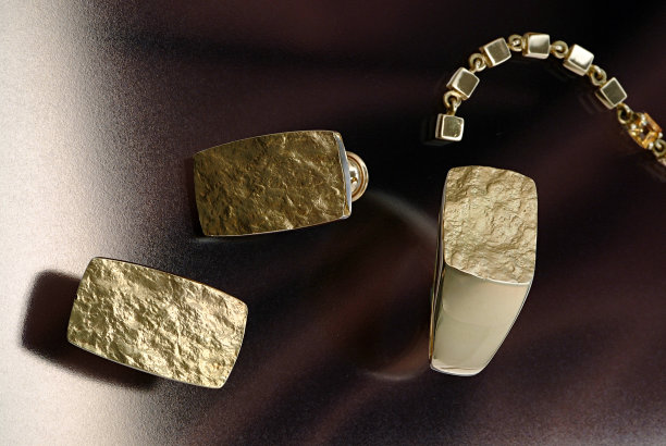 不同焦点的首饰在面料上图片下载