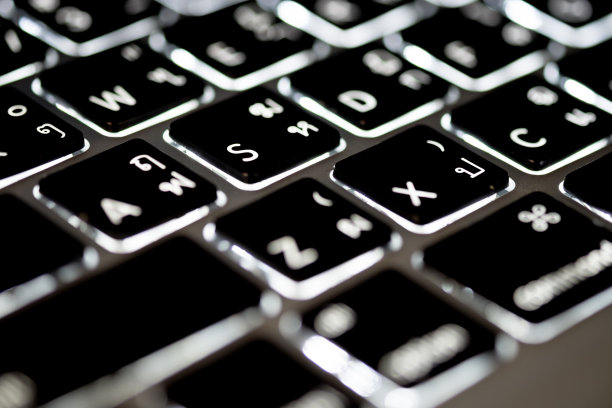 黑色键盘和背光。素材图片