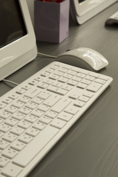 电脑在工作室的桌子上图片下载